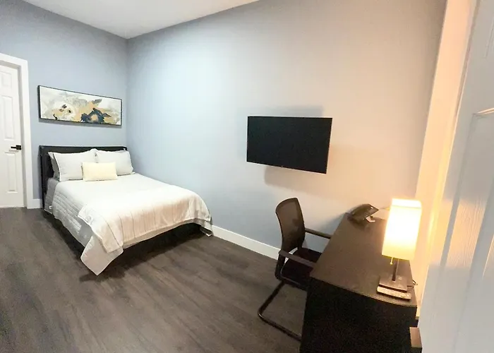 Hotel The Den *